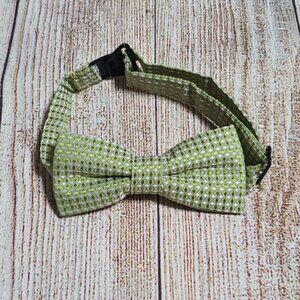 Macanoco and Co. Silk Pre-Tied Bow Tie - Green